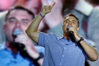Aliados de Flávio Bolsonaro em fórum de extrema-direita na Argentina
