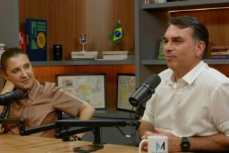 Flávio Bolsonaro e Daniella Marques durante entrevista a podcast
