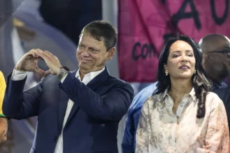Tarcísio de Freitas e Cristiane Freitas em convenção do Republicanos