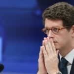 O deputado federal Ricardo Salles (PL-SP) de perfil, de óculos, com expressão pensativa e mãos unidas próximas ao rosto