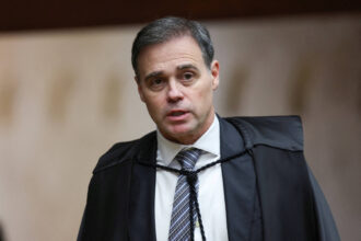 André Mendonça durante sessão do STF